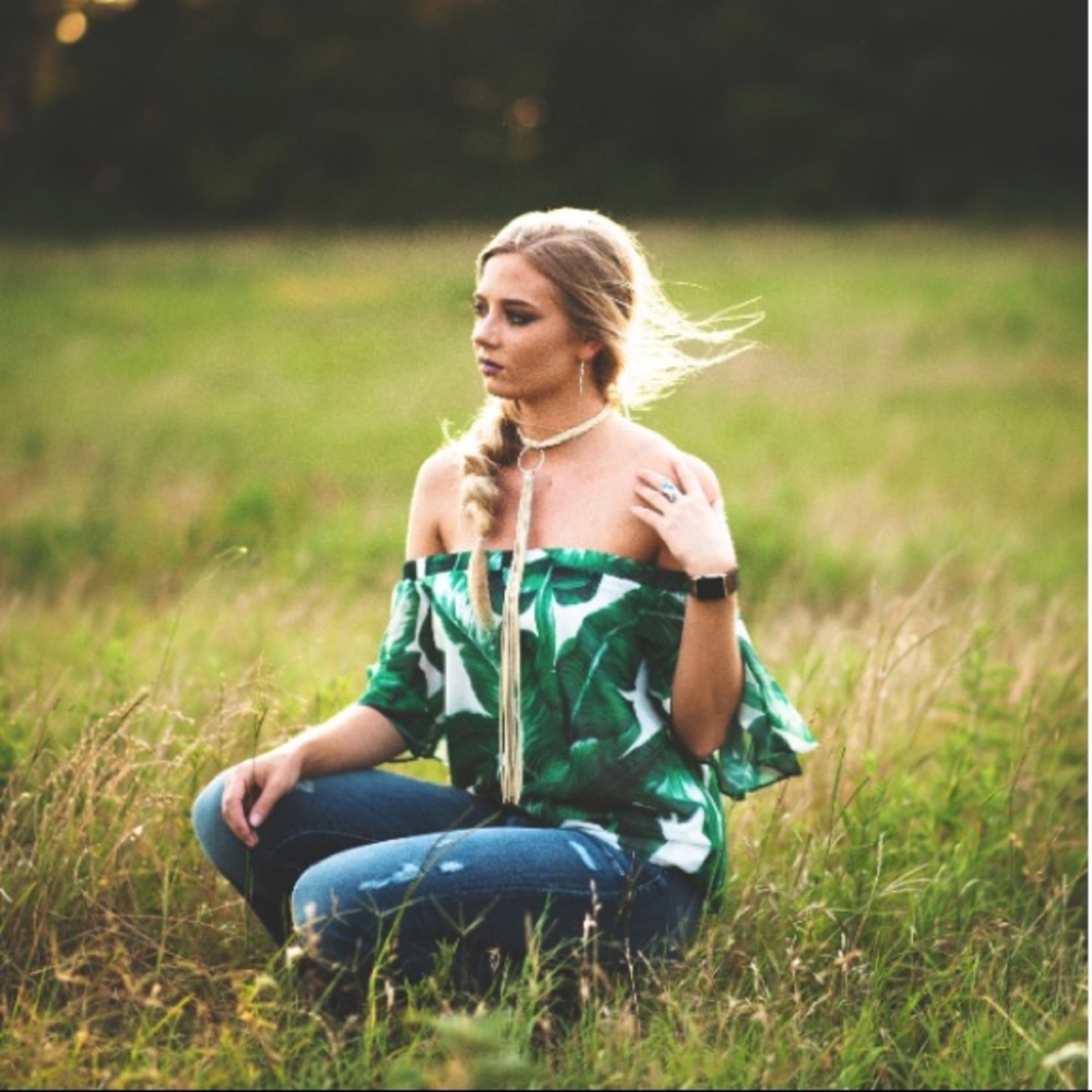 ✨HP🎉✨Judith March BananaLeaf Off the Shoulder Top